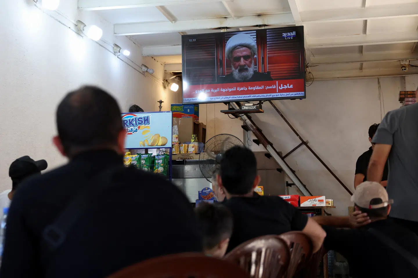 På en café i Beirut overværer gæsterne den næstkommanderende i Hizbollah-bevægelsen, Naim Qassem, holde tale efter drabet på den tidligere leder Hassan Nasrallah fredag.