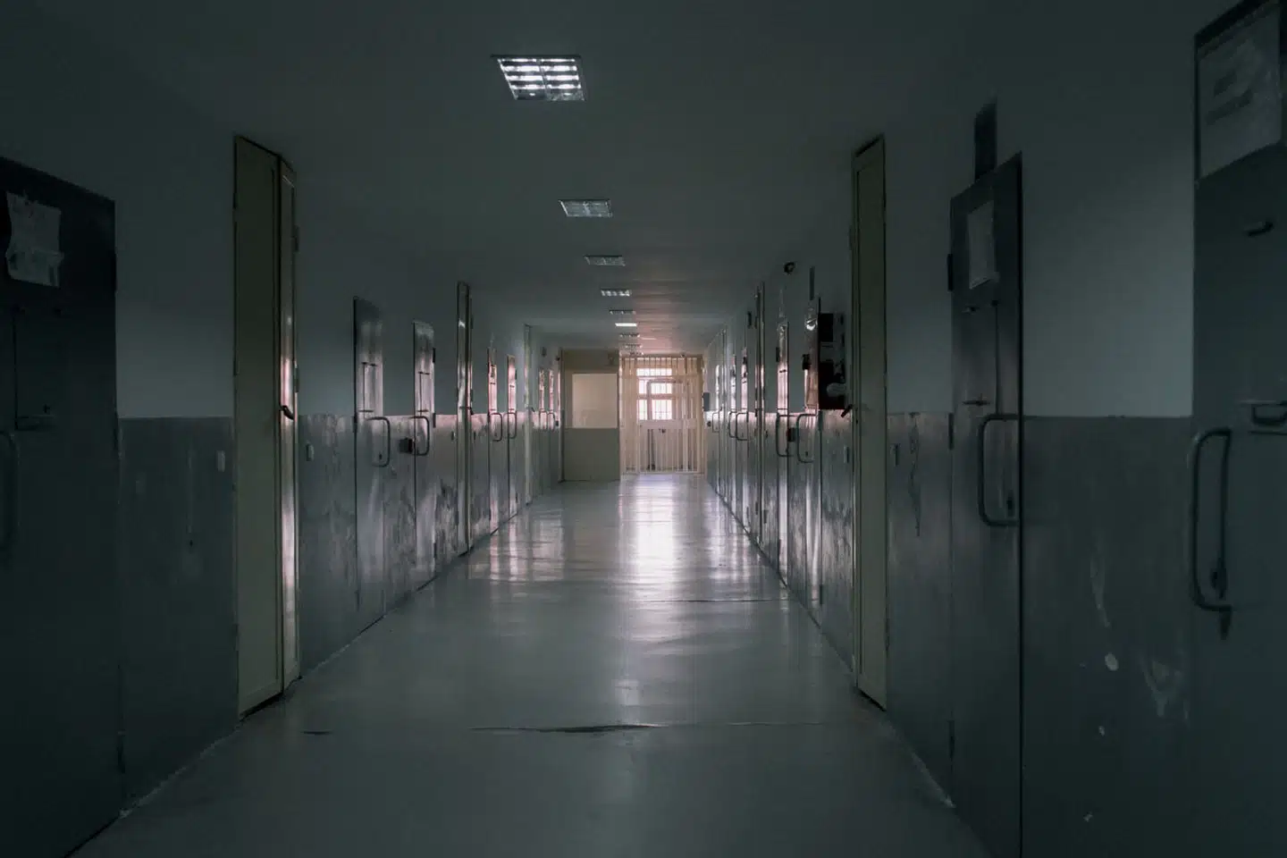 Alle celler overhovedet er i brug i kriminalforsorgen i Danmark. Hes ses gangen i det, der snart bliver Danmarks nyeste fængsel i Kosovo.