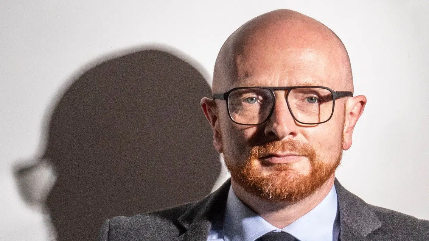 Mads Brügger beskyldes nu af 13 tidligere ansatte på Frihedsbrevet for at have skabt et giftigt arbejdsmiljø på mediet.