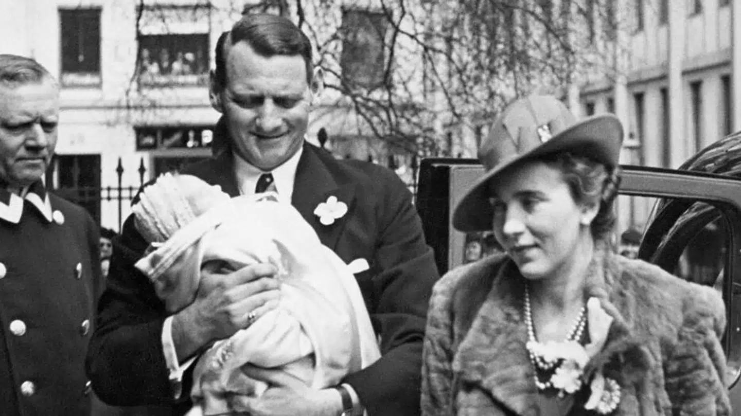 Krronprins Frederik, kronprinsesse Ingrid og den lille prinsesse Margrethe ved hendes dåb.