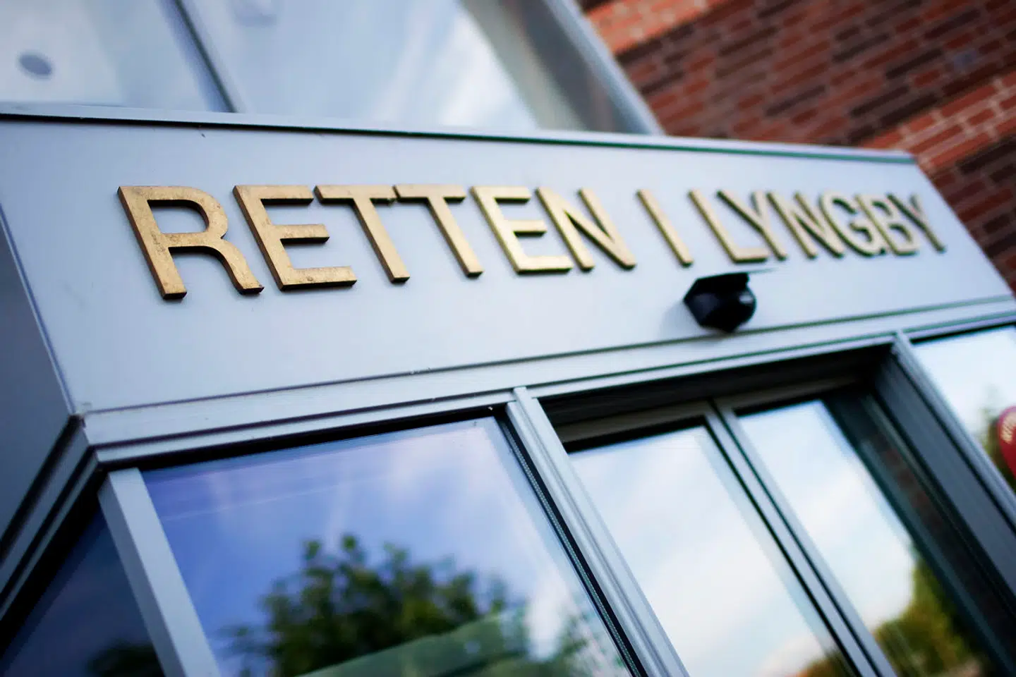 En bortvist anæstesisygeplejerske er ved Retten i Lyngby tiltalt for blufærdighedskrænkelser og ét tilfælde af voldtægt ved andet seksuelt forhold end samleje mod to forurettede kvinder under narkose.