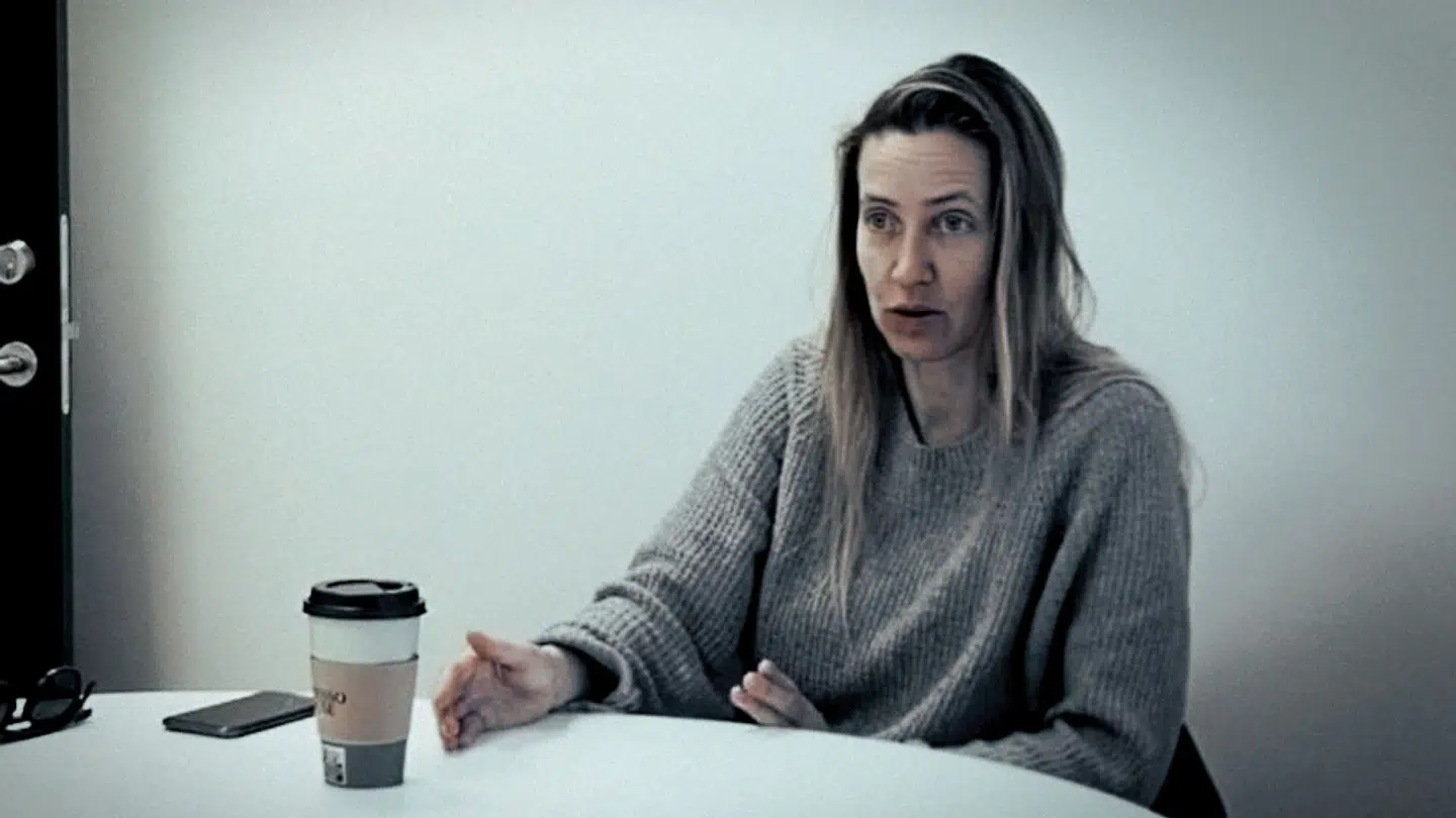 Lise Roulund optrådte i TV 2-dokumentaren »Den sorte svane«, hvor hun – mens hun blev filmet med skjult kamera – fortalte, at hun aktivt har hjulpet et bandemedlem med hvidvask.