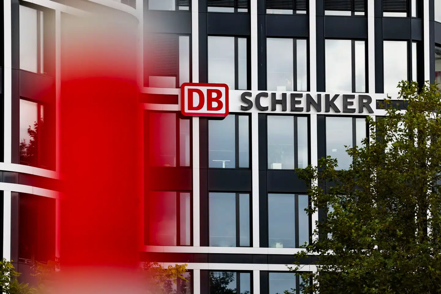 DB Schenker er på vej til at blive købt af DSV for mere end 100 milliarder kroner. Men der er flere kritiske røster blandt de ansatte her på falderebet.