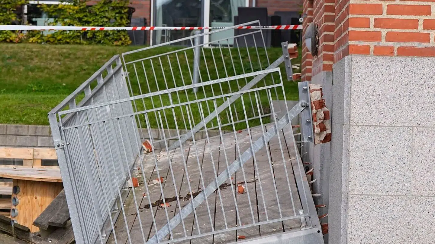 Otte unge mennesker i starten af 20erne befandt sig natten til søndag på altanen i Aarhus, da altanen pludselig rev sig fri af væggen og styrtede ned.