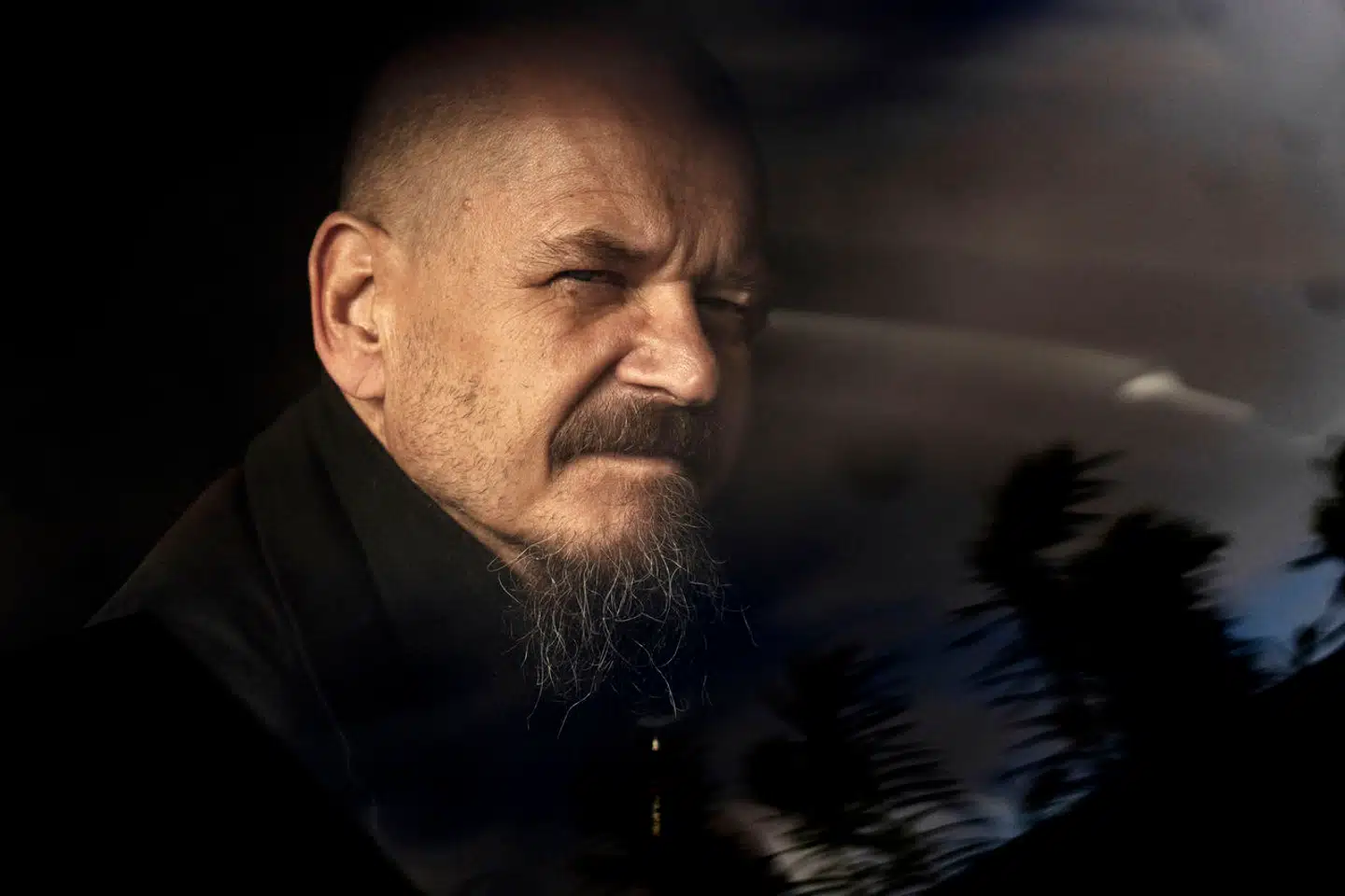 Den 63-årige norskfødte dansker, Kim Leine, er aktuel med tredje og sidste bind i spændingsserien om den Putin-glade politiker Karoline Blicher.