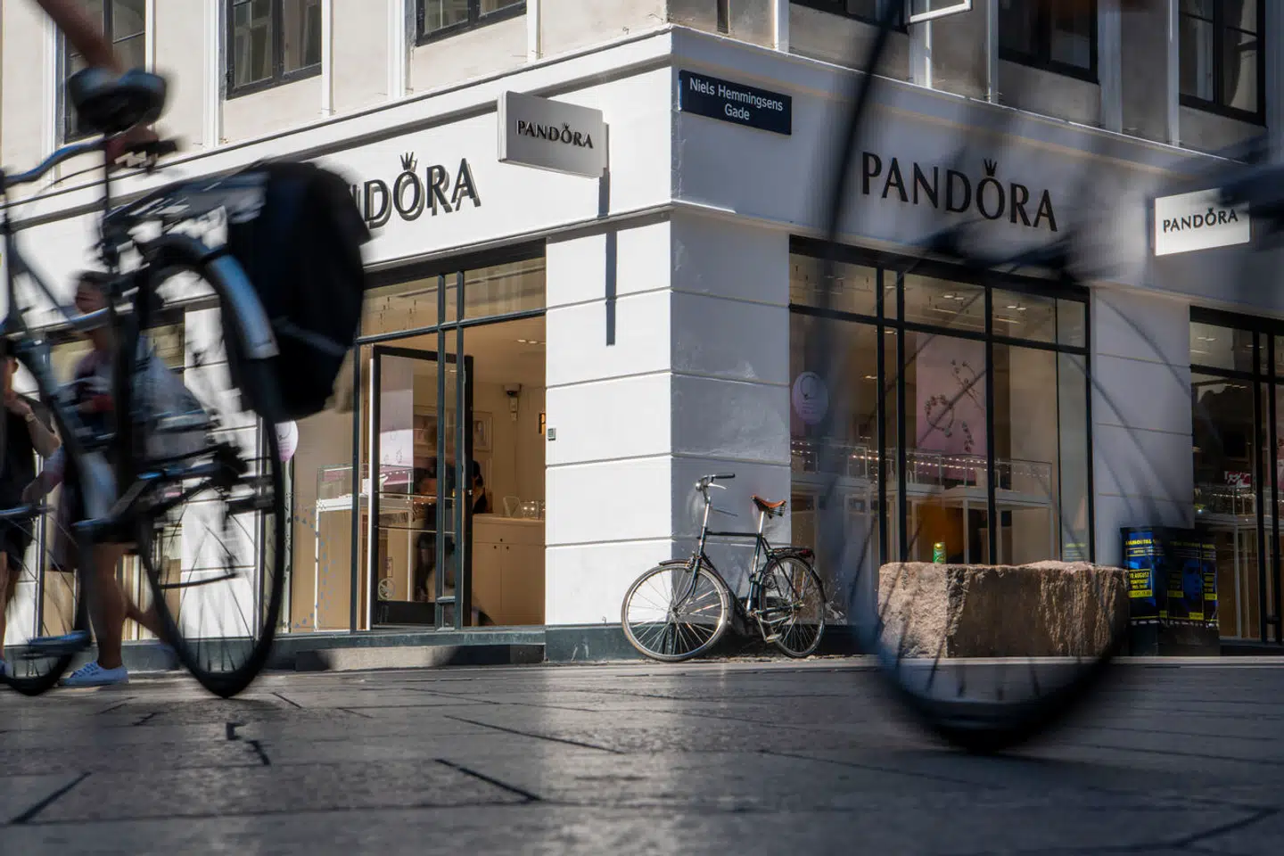 Pandora holdt for længe på insiderviden. Men en påtale fra Finanstilsynet vækker bekymring i DI.
