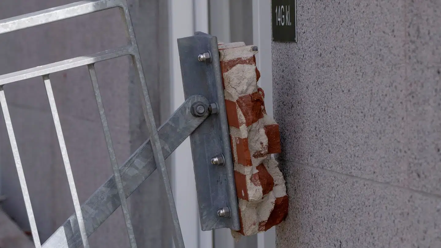 Foto af altan i Peter Sabroes Gade i Aarhus mandag den 30. september 2024. Otte unge mennesker i starten af 20erne befandt sig natten til søndag på altanen, da altanen pludselig rev sig fri af væggen og styrtede ned. (Foto: Bo Amstrup/Ritzau Scanpix)