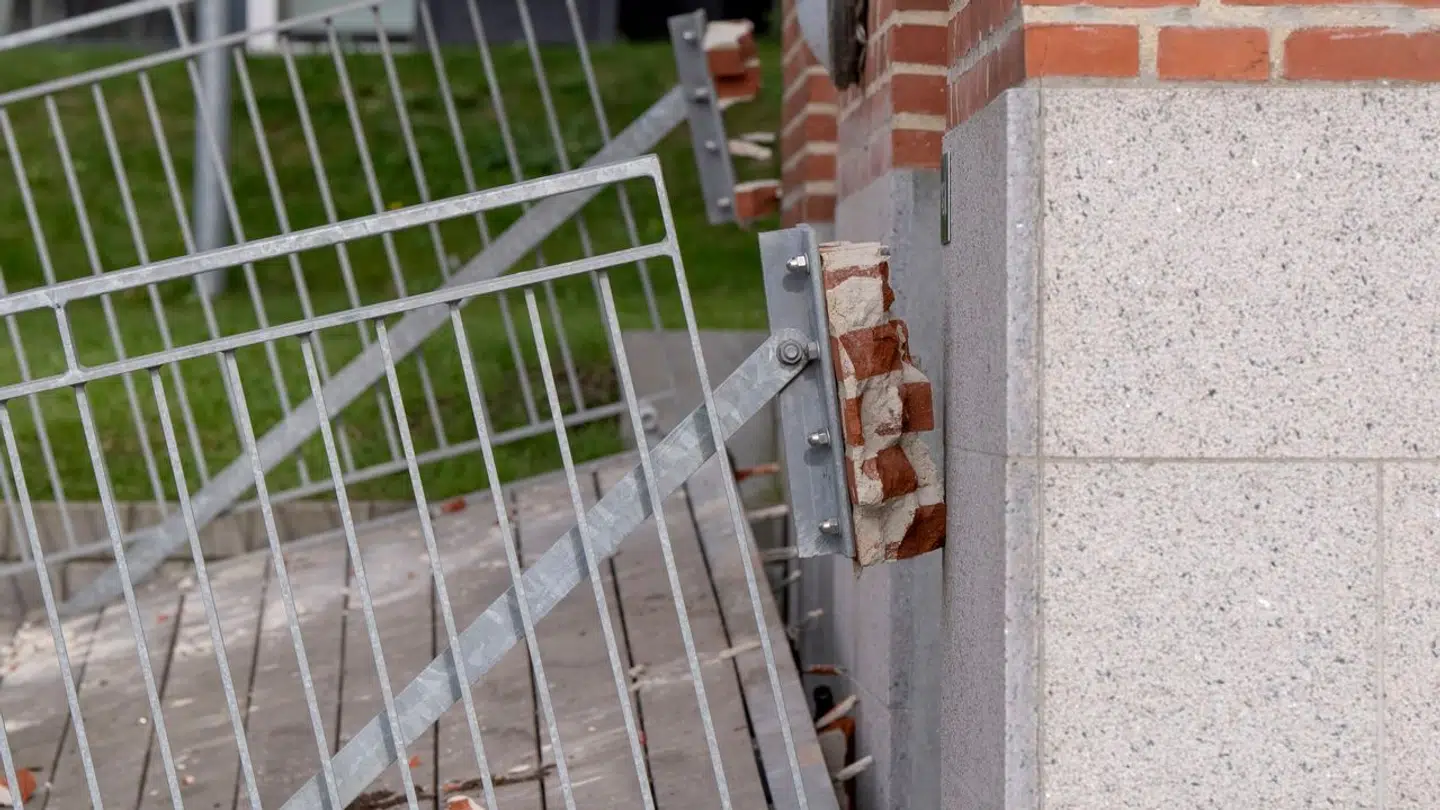 Foto af altan i Peter Sabroes Gade i Aarhus mandag den 30. september 2024. Otte unge mennesker i starten af 20erne befandt sig natten til søndag på altanen, da altanen pludselig rev sig fri af væggen og styrtede ned. (Foto: Bo Amstrup/Ritzau Scanpix)