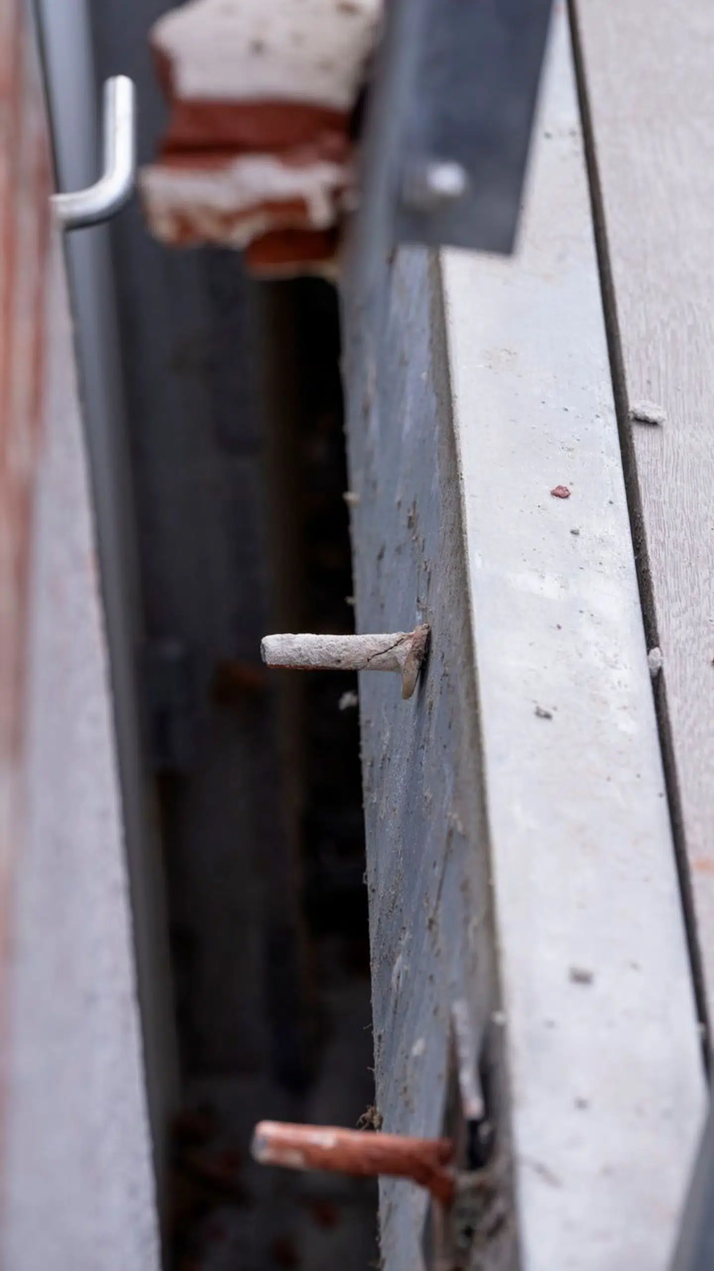 Foto af altan i Peter Sabroes Gade i Aarhus mandag den 30. september 2024. Otte unge mennesker i starten af 20erne befandt sig natten til søndag på altanen, da altanen pludselig rev sig fri af væggen og styrtede ned. (Foto: Bo Amstrup/Ritzau Scanpix)