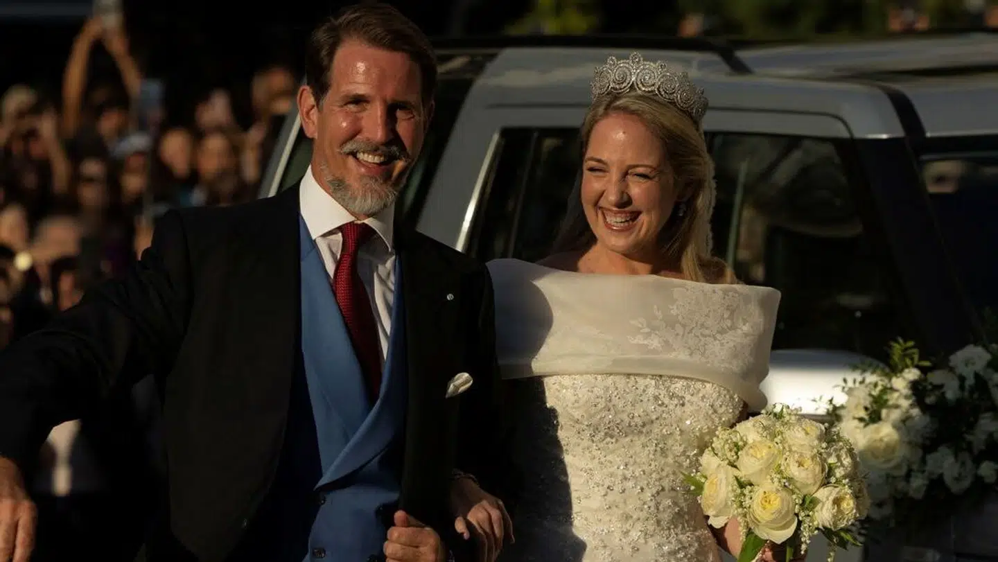 Prinsesse Theodora med sin storebror, kronprins Pavlos, der førte hende ind i kirken.