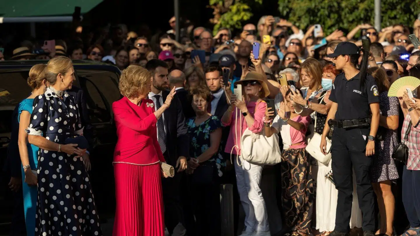 Dronning Sofia ( i pink) var populær hos de fremmødte.