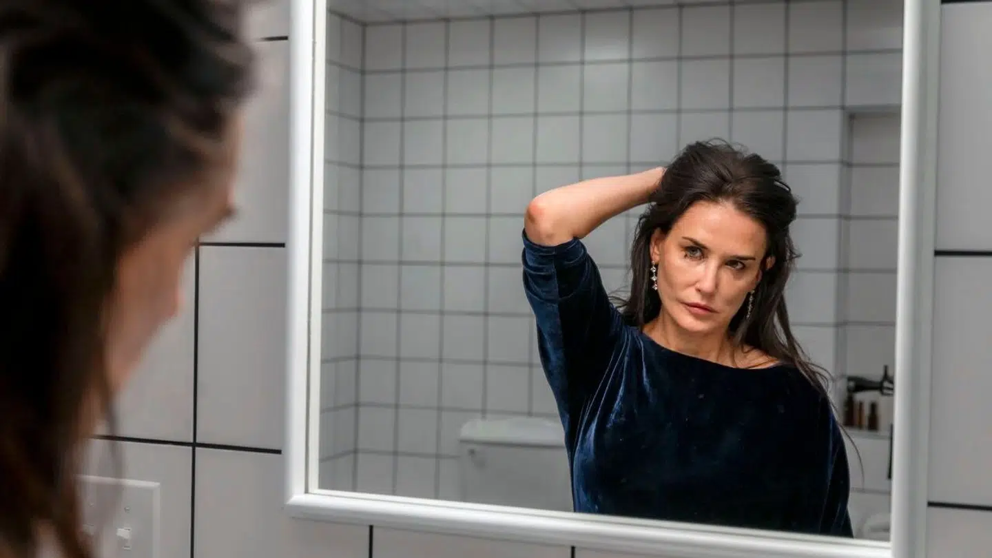 Demi Moore spiller hovedrollen i 'The Substance', der har fået folk til at flygte ud af biografer i både USA og England.