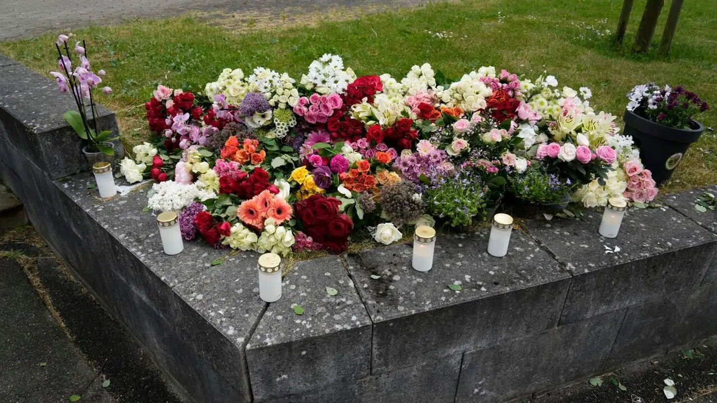 Efter drabet i maj på den 15-årige dreng blev der lagt mange blomster ved det busstoppested i Husum nordvest for København, hvor han blev dræbt med knivstik.