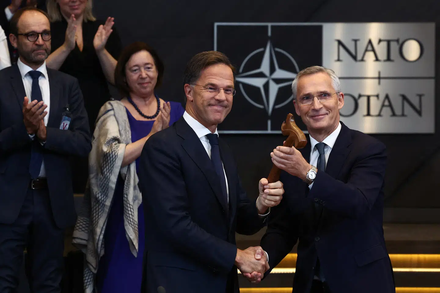 Jens Stoltenberg gav Mark Rutte en islandsk træhammer som symbol på, at Rutte nu officielt er Natos generalsekretær. Stoltenberg takker af efter ti år på posten.