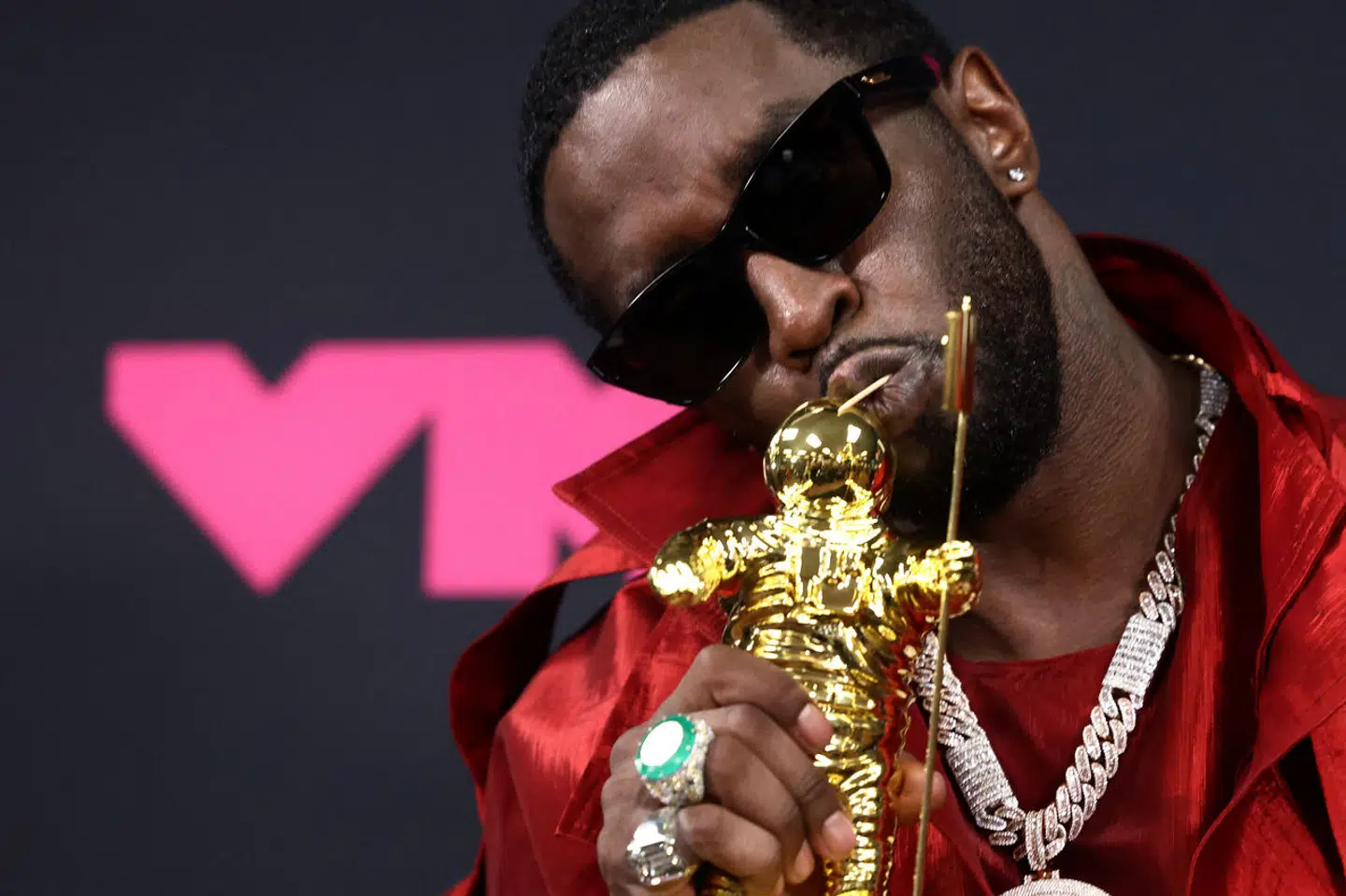 Sean 'Diddy' Combs ses her posere med en 'Global Icon Award' ved MTV Video Music Awards sidste år. Han har også brugt kunstnernavnene Puff Daddy og P. Diddy.