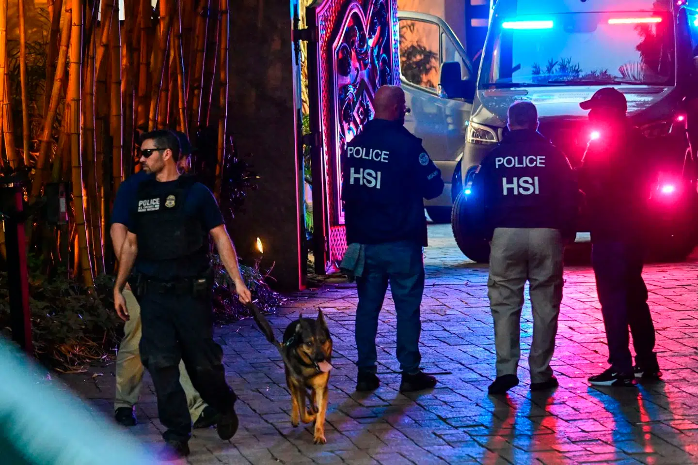 Her ses politiet og myndighederne ved Sean 'Diddy' Combs villa i Miami i marts i år.