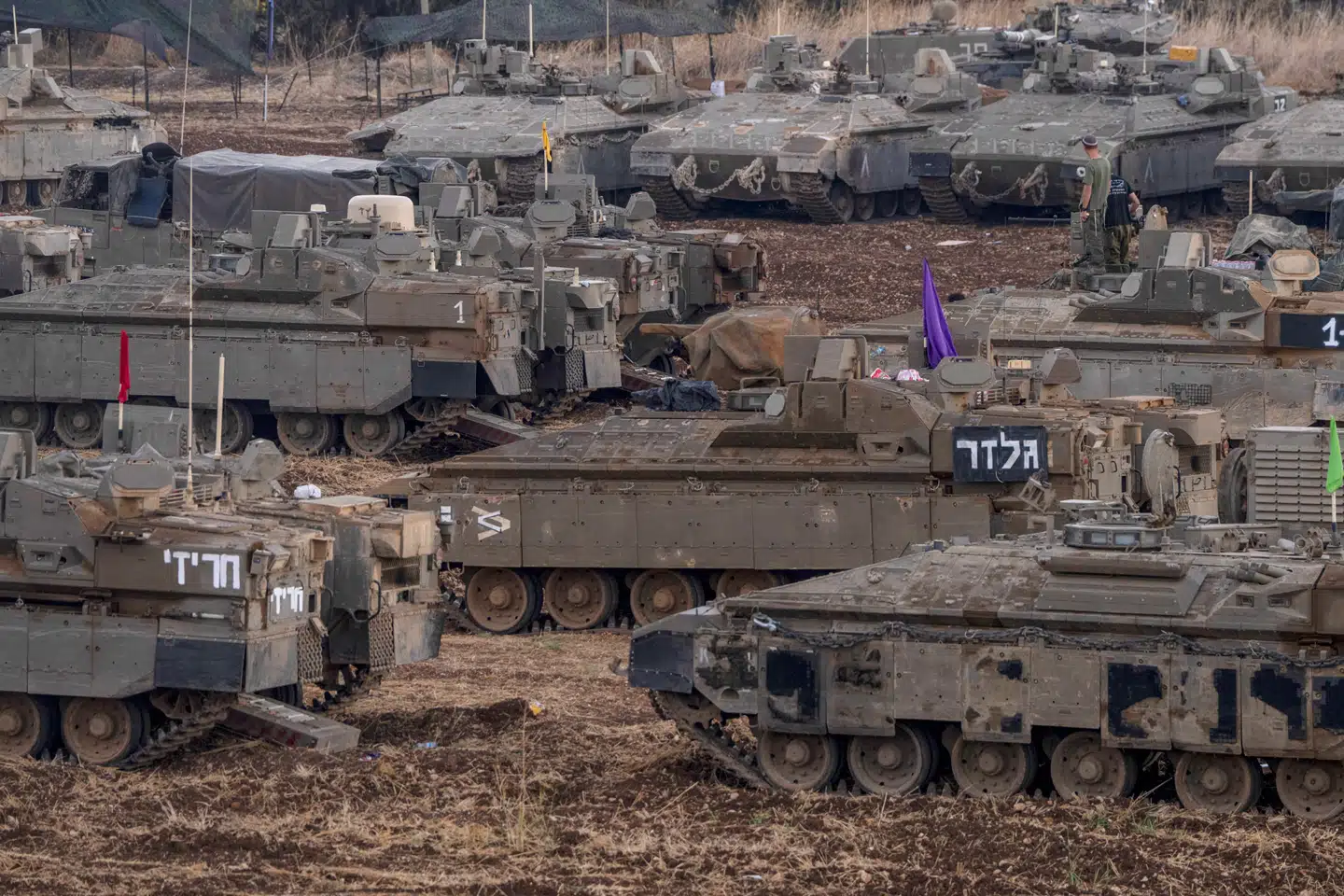 Israelske tanks samles i byen Kiryat Shmona nær grænsen til Libanon. Foto: Ilia Yefimovich, DPA / Scanpix