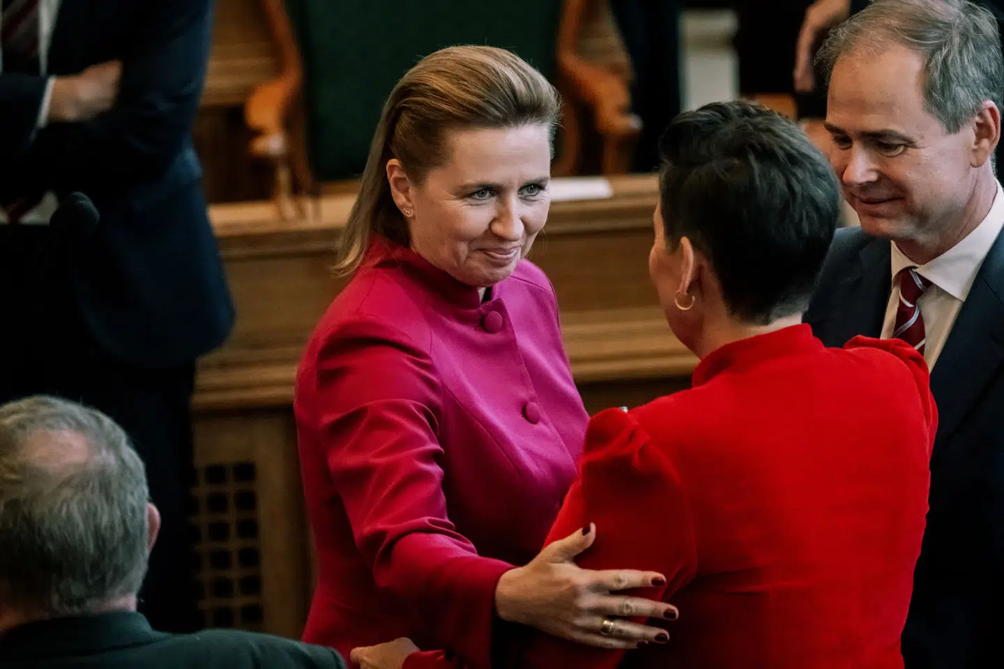 Mette Frederiksen taler varmt med SFs formand, Pia Olsen Dyhr. Hovedopgaven fra nu af bliver at vinde SFs vælgere tilbage. Og det bar statsministerens åbningstale præg af.