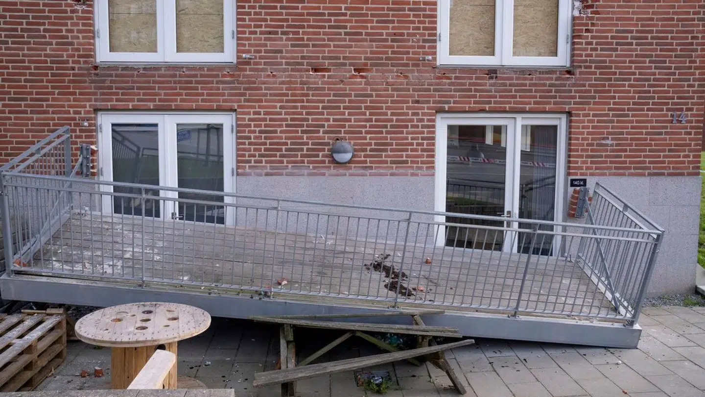 Foto af altan i Peter Sabroes Gade i Aarhus mandag den 30. september 2024. Otte unge mennesker i starten af 20erne befandt sig natten til søndag på altanen, da altanen pludselig rev sig fri af væggen og styrtede ned.. (Foto: Bo Amstrup/Ritzau Scanpix)