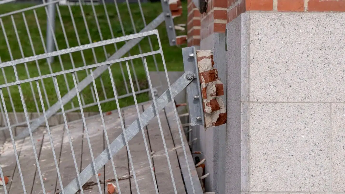 Foto af altan i Peter Sabroes Gade i Aarhus mandag den 30. september 2024. Otte unge mennesker i starten af 20erne befandt sig natten til søndag på altanen, da altanen pludselig rev sig fri af væggen og styrtede ned.. (Foto: Bo Amstrup/Ritzau Scanpix)