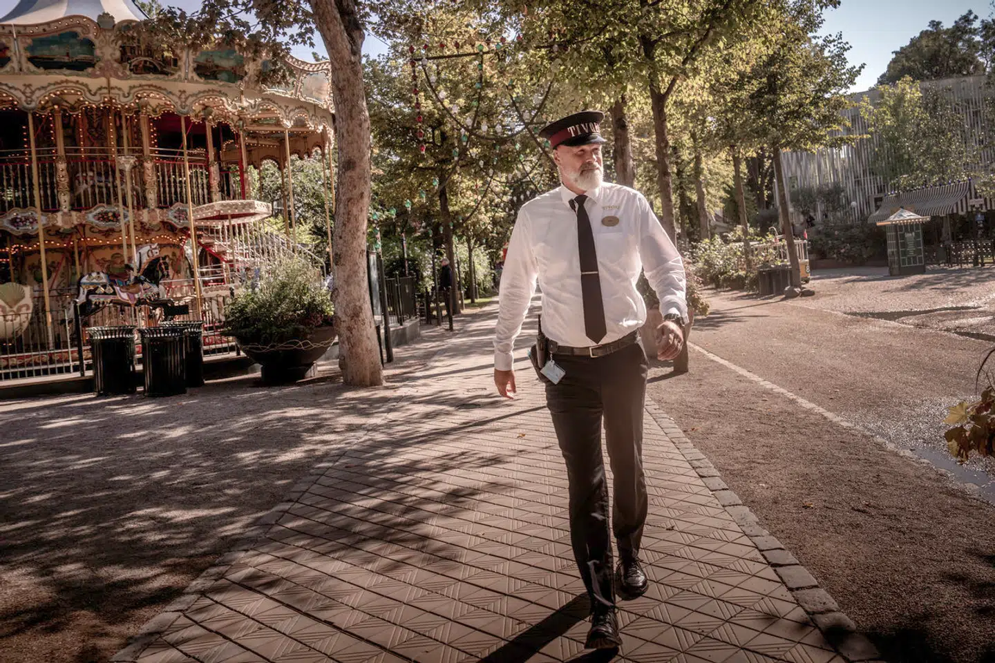 54-årige Allan Nordahl Hansen kommer ud for alle mulige situationer i sit job som kontrollør i Tivoli: »Det er alt lige fra et turbånd, der sidder skævt og skal skiftes, til et hjertestop.«