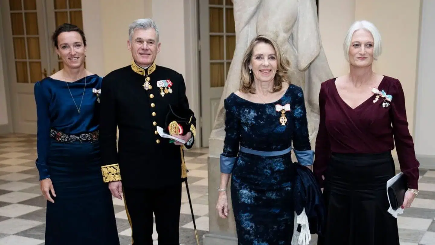 Kommunikationschef i Kongehuset, Lene Balleby ved nytårskuren 2024 (anden fra højre).