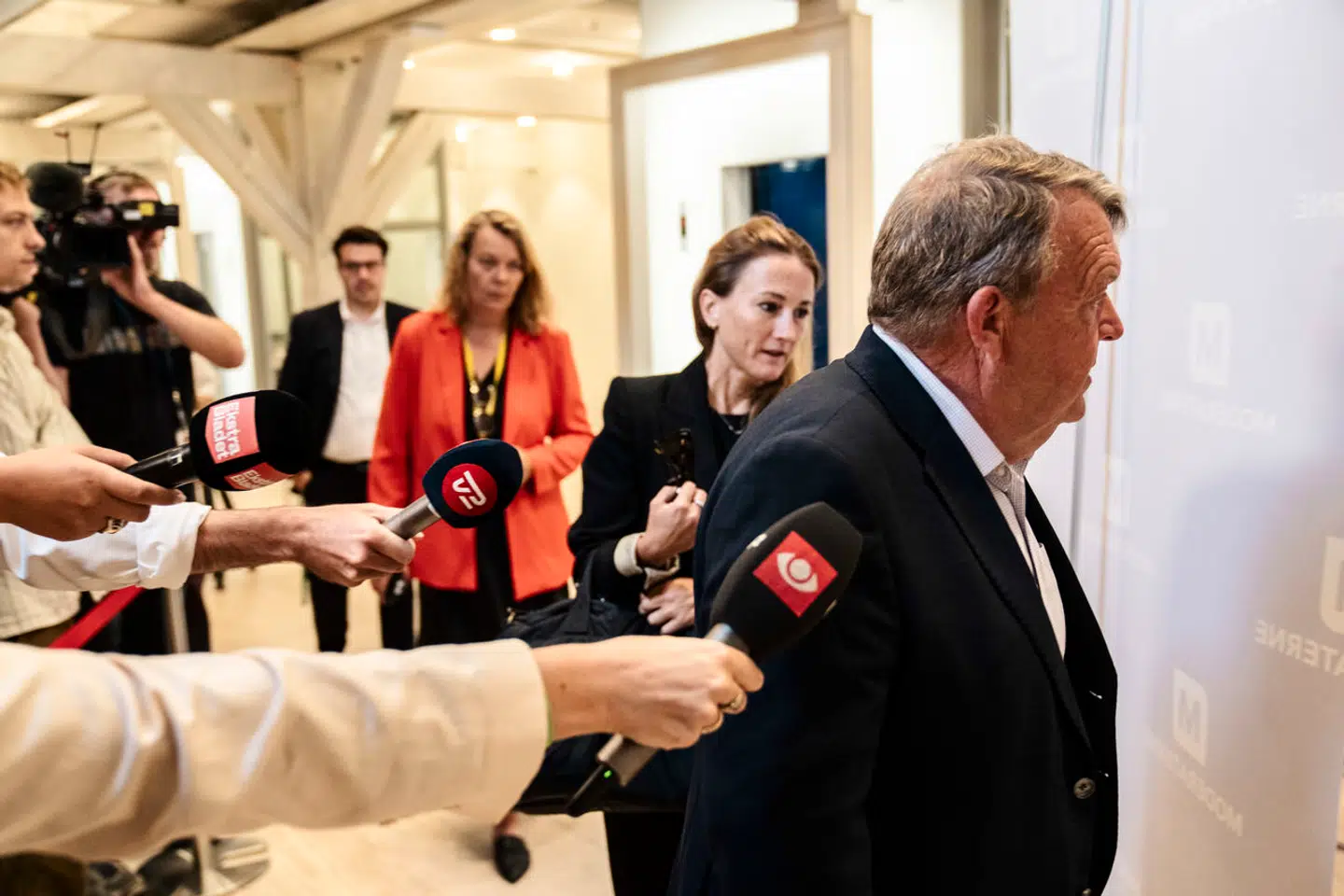 Medarbejderne blev overraskede, da Lars Løkke Rasmussen mandag den 2. september dukkede op til møde i partiet efter afsløringen af arbejdsmiljøet i partiet. Her er han flankeret af sin spindoktor og Ulla Østergaard i rød jakke i baggrunden. Foto: Thomas Traasdahl/Ritzau Scanpix