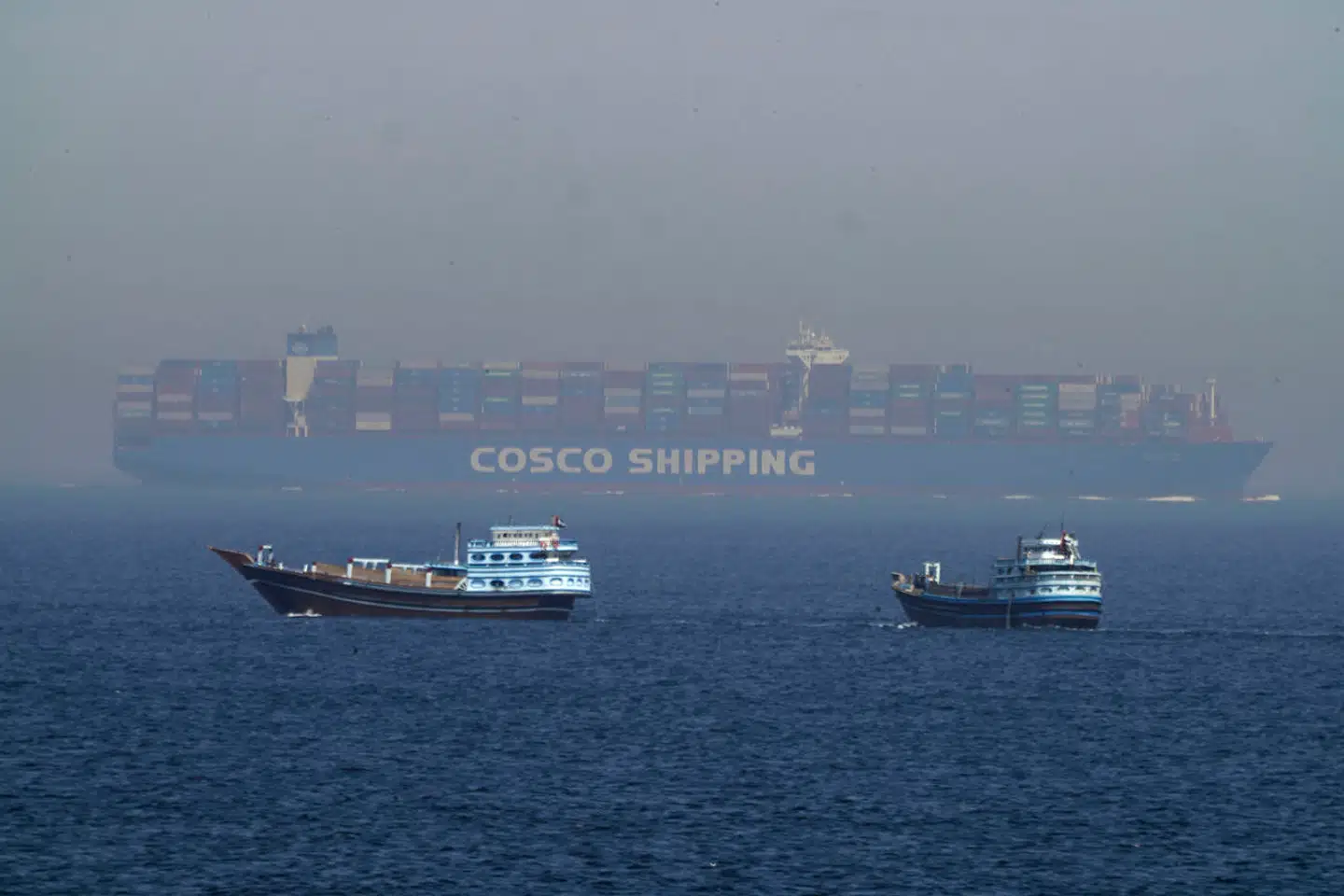 En betydelig del af verdens olieforsyninger sejles sammen med containerfragt i dag gennem Hormuzstrædet, som Iran vil kunne blokere i tilfælde af en eskalering af konflikten i Mellemøsten.