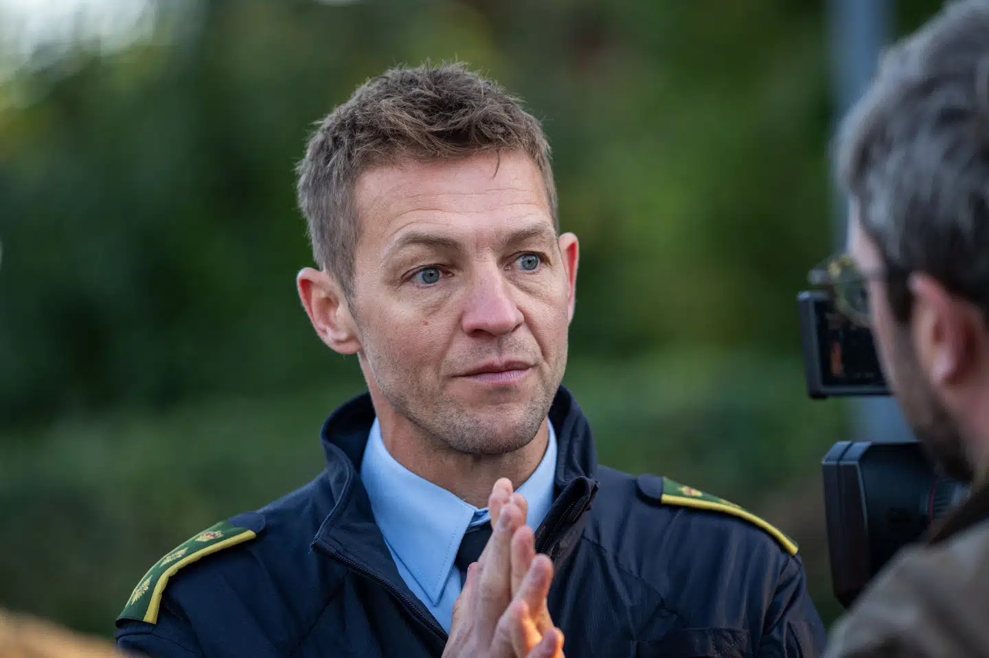 Tidligt onsdag morgen holdt vicepolitiinspektør ved Københavns Politi Jakob Hansen pressemøde nær den israelske ambassade i København, hvor Københavns Politi undersøger to eksplosioner.