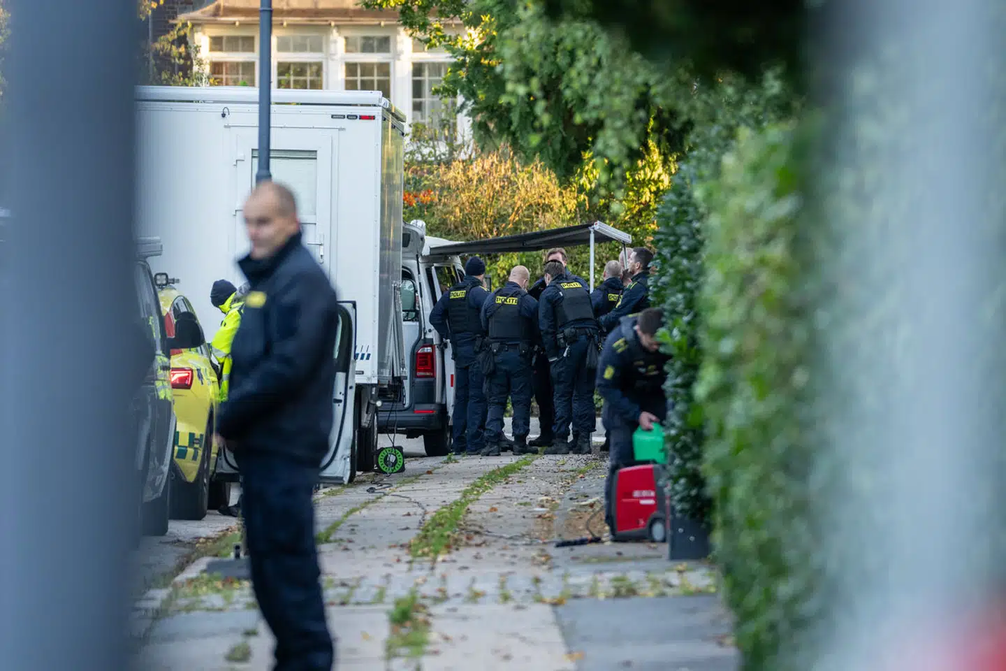 Københavns Politi var onsdag til stede nær den israelske ambassade efter to eksplosioner.
