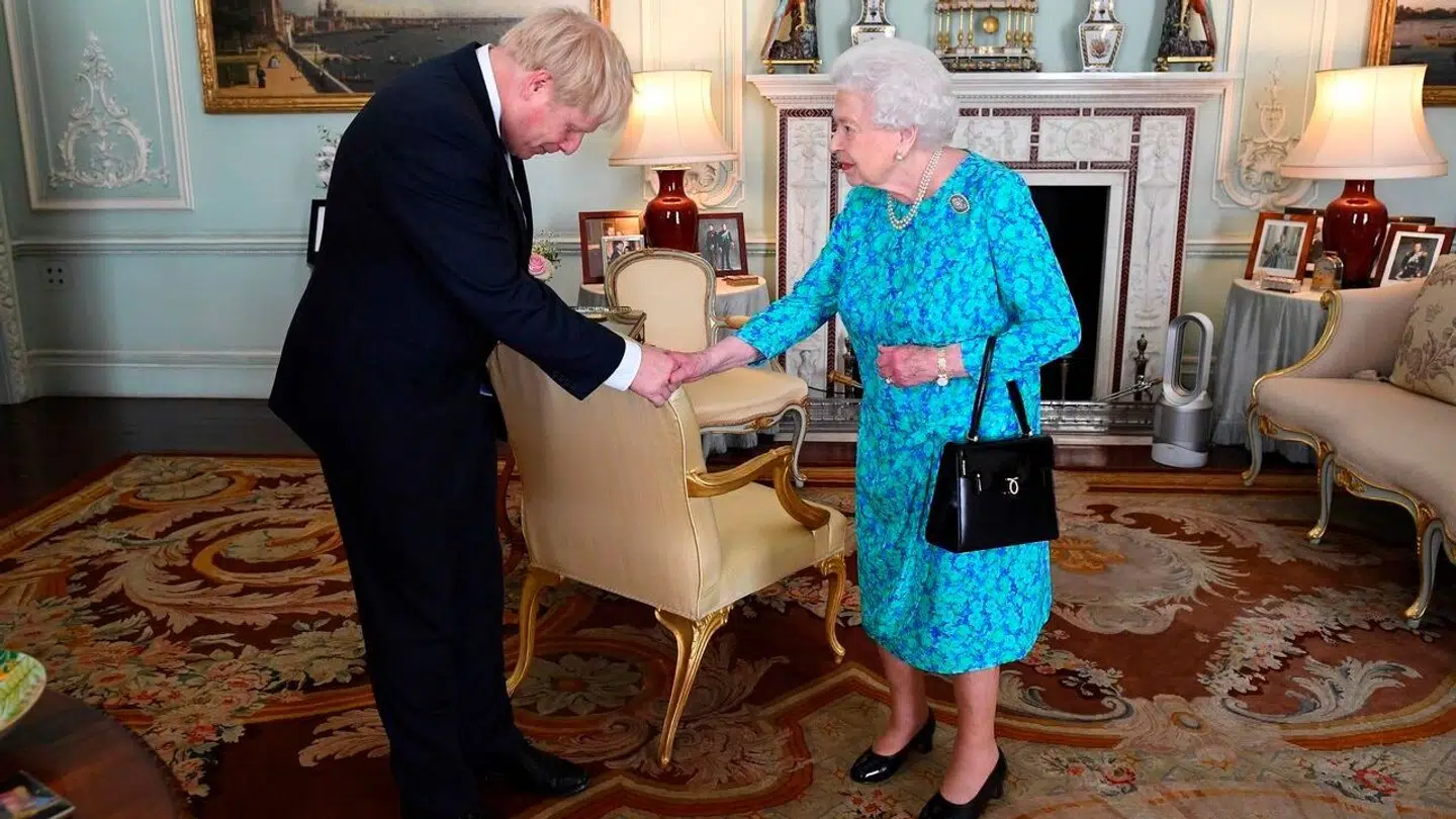 Boris Johnson skriver i en ny bog, at dronning Elizabeth led af knoglekræft kort før sin død.