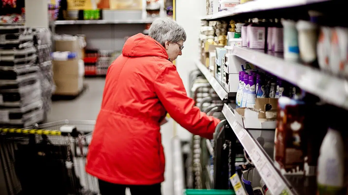 Reportage fra Netto i Køge, hvor flere borgere laver deres daglige indkøb.