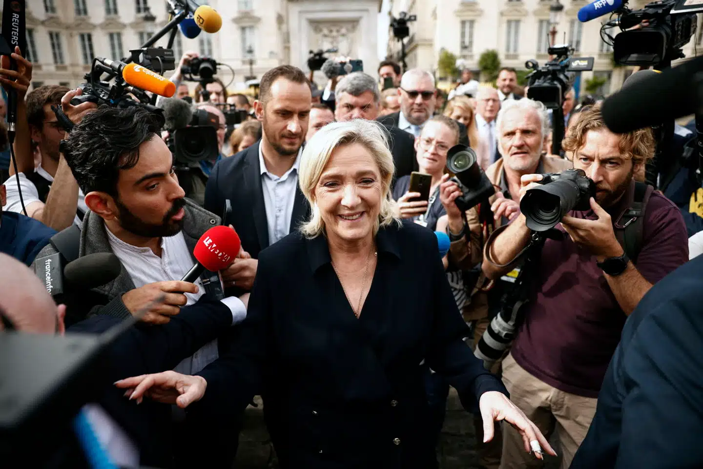 Højrefløjslederen Marine Le Pen og 25 andre personer er tiltalt for underslæb eller medvirken til underslæb. Men hendes unge stjernefrø har været »heldig« og har sneget sig uden om sagen.