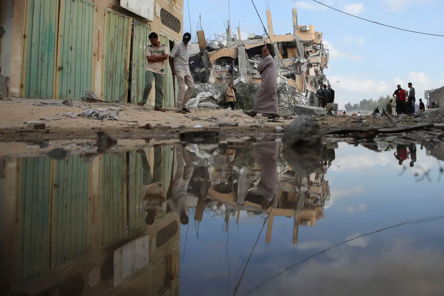 »At der er civile følgeskader i forbindelse med militære operationer, er ikke i sig selv en overtrædelse af Genevekonventionen. Til gengæld overtræder Hamas konsekvent selvsamme konvention ved bevidst at gemme sig blandt civile og udføre militære operationer fra steder, der er beskyttet af konventionen,« skriver Henrik Dahl.