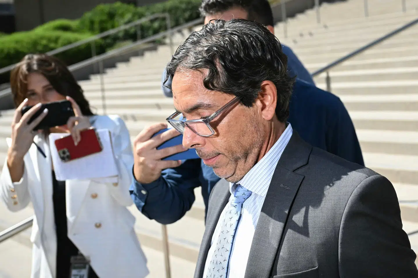 Lægen Mark Chavez forlader her retten i Californien efter at have erkendt sin skyld i sagen om skuespilleren Matthew Perrys død.