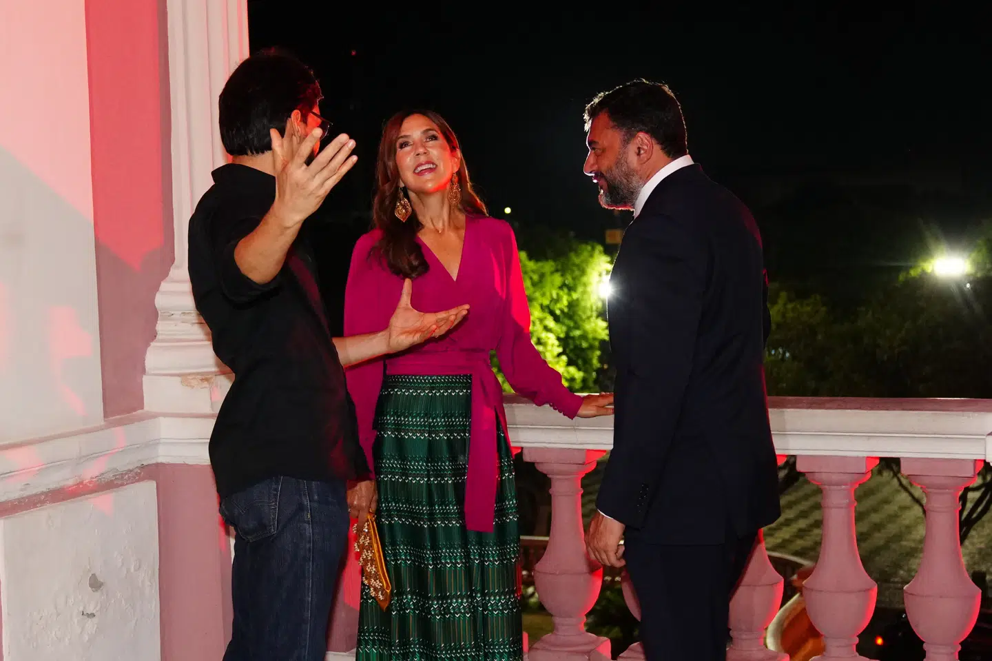 Dronning Mary bliver vist rundt i Teatro Amazonas, inden hun skal se en ny forestilling, der har premiere onsdag.