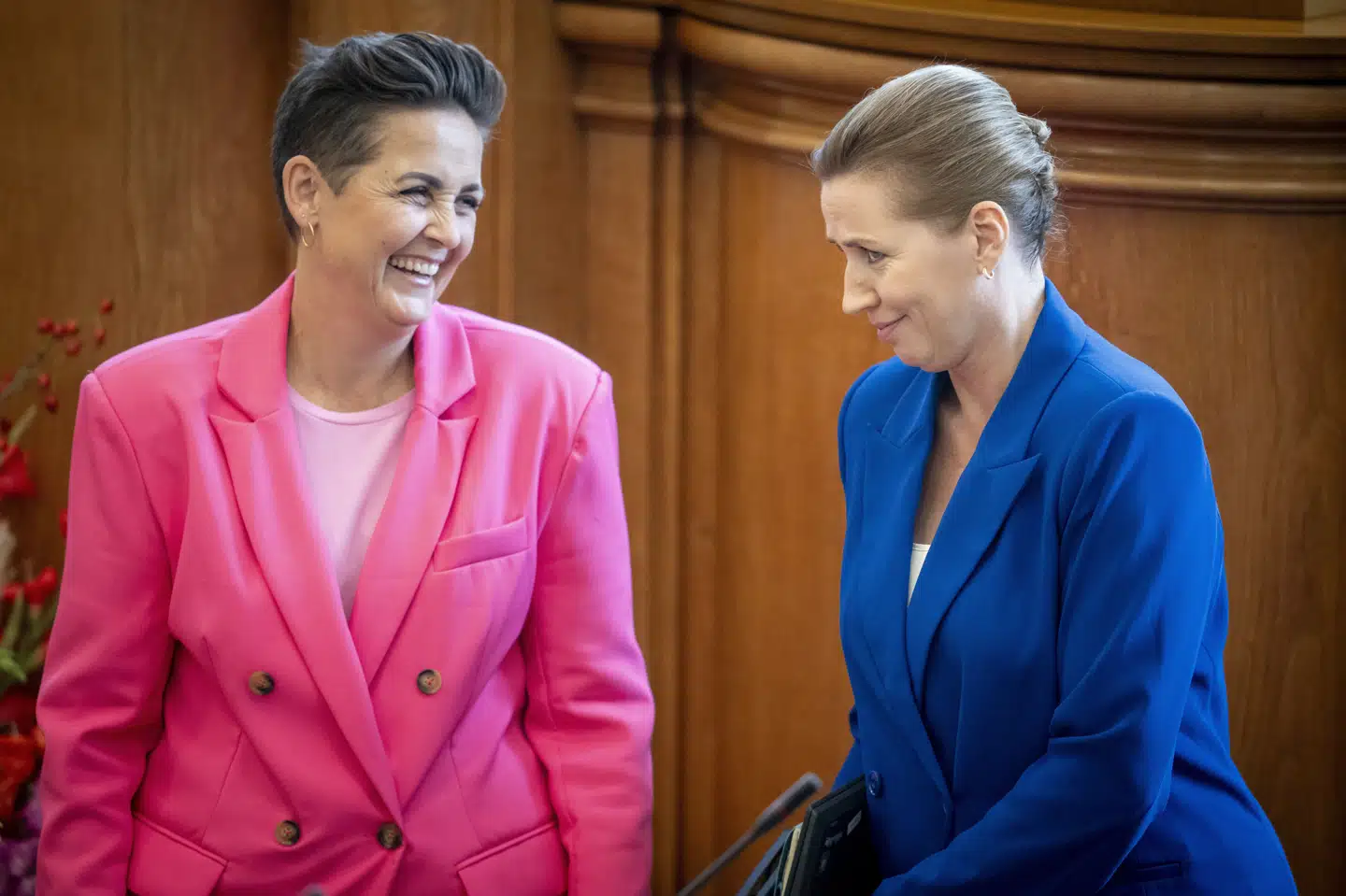 SF-formand Pia Olsen Dyhr og statsminister Mette Frederiksen (S) ses her under åbningsdebatten sidste år. Tirsdag holdt Mette Frederiksen for sjette gang åbningstale som statsminister, og talen er udgangspunkt for debatten torsdag. (Arkivfoto).