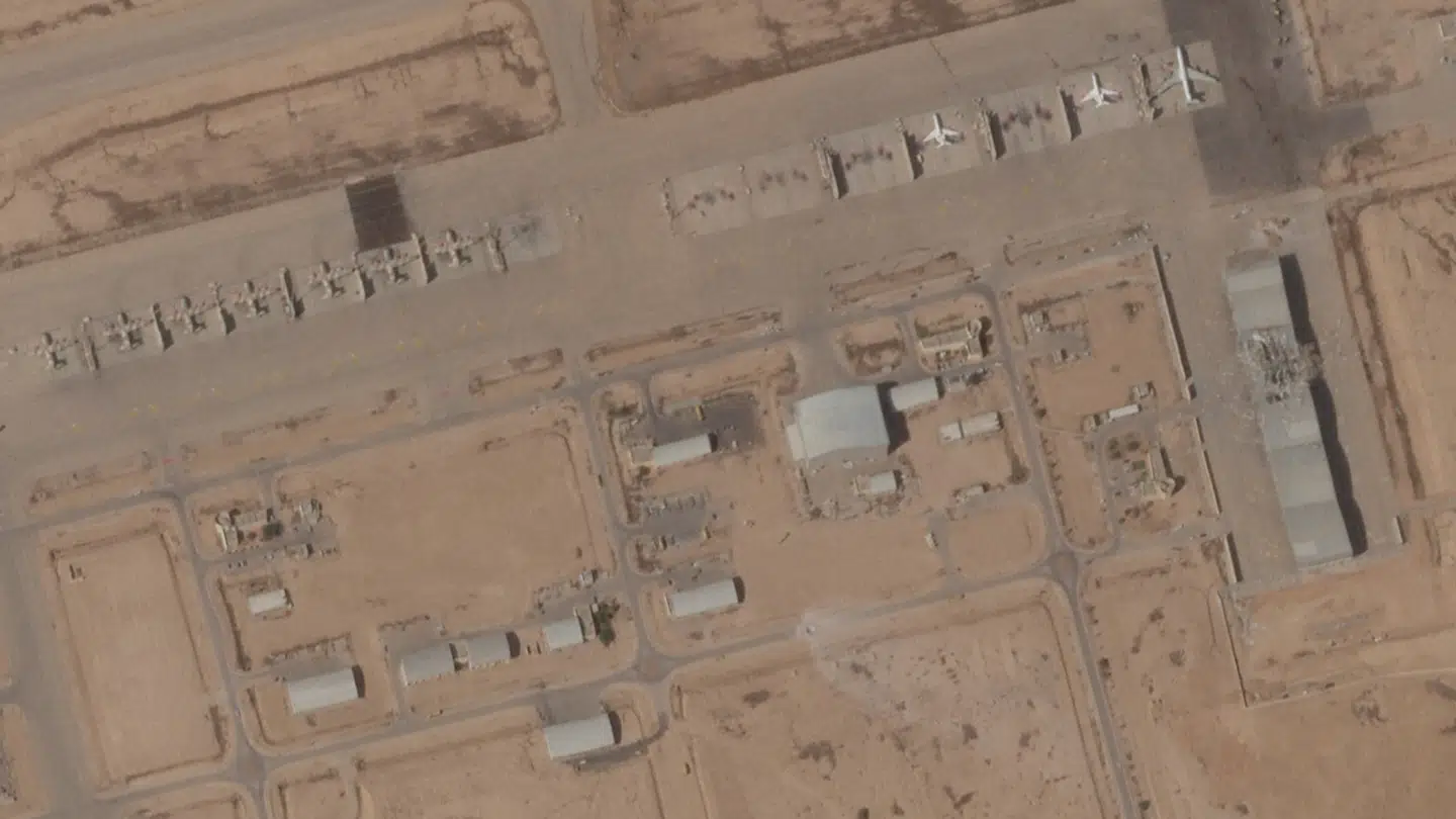 Satellitbilledet viser, hvordan en israelsk luftbase har pådraget sig skader efter et iransk angreb.