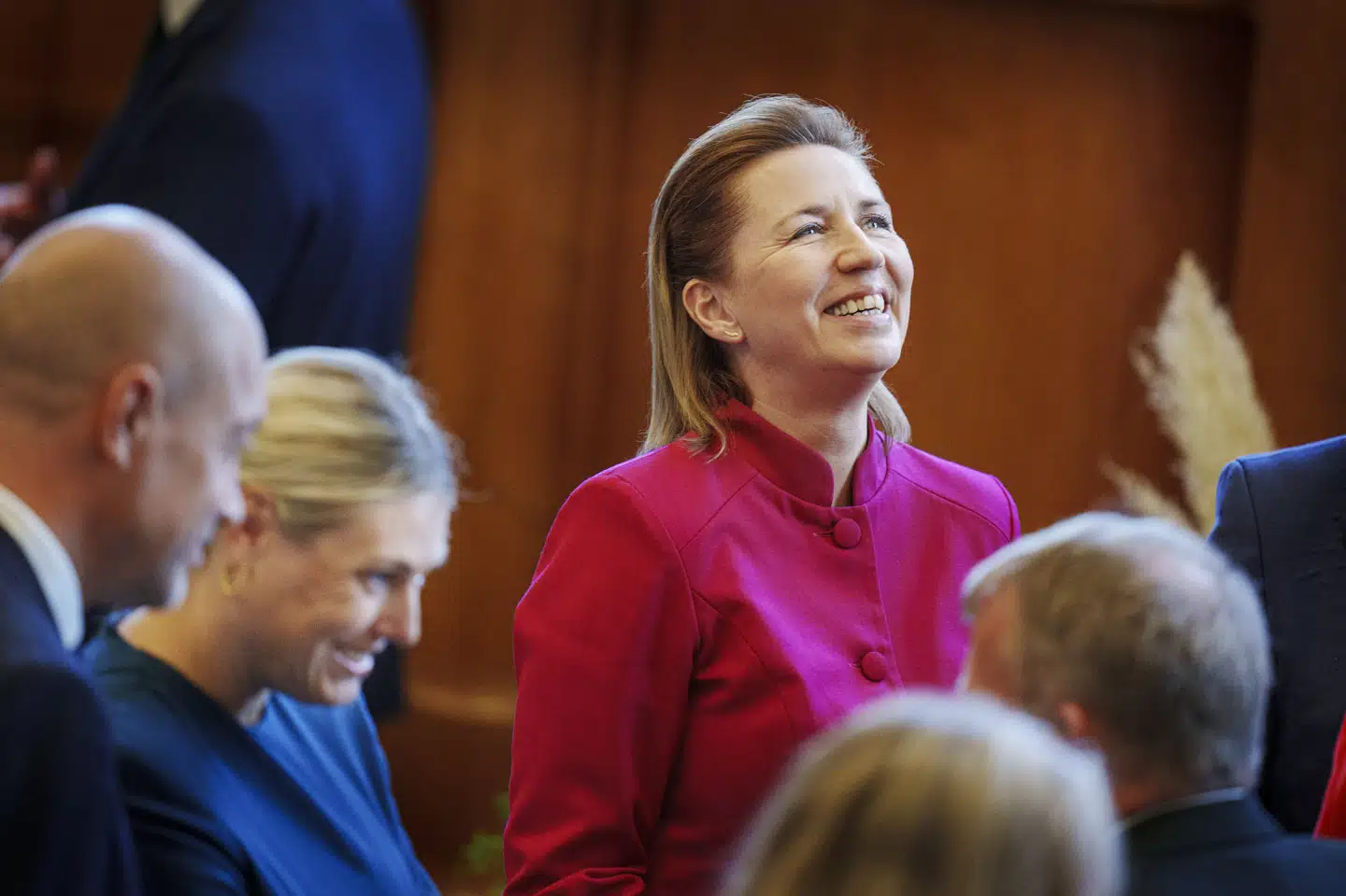 Statsminister Mette Frederiksen (S) kan se frem til at komme i krydsild torsdag under Folketingets åbningsdebat, hvor en samlet opposition vil afkræve hende svar i sagen om danskernes fremtidige pensionsalder. Her ses hun ved åbningen af Folketinget tirsdag.