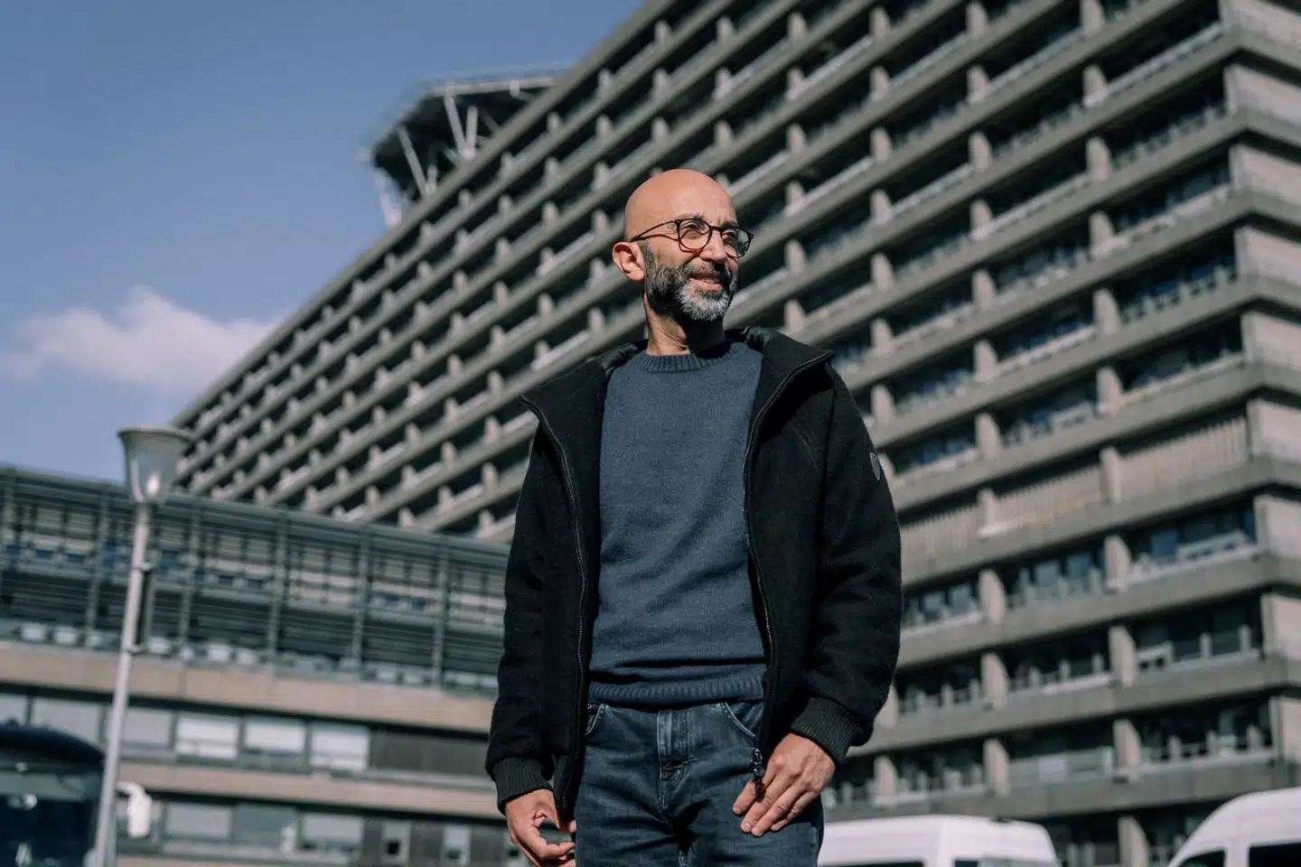 »Vi sidder altså ikke og klør os i bagdelen,« siger Arash Afshari, fællestillidsrepræsentant for overlægerne på Rigshospitalet, der sammen med eksperter og medarbejderorganisationer nu retter en hård kritik mod regeringens sundhedsreform.