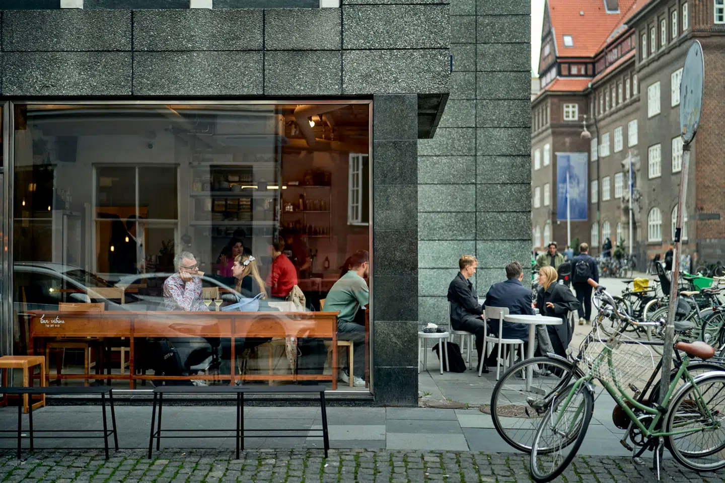 Bar Vitrine ligger i krydset mellem Møntergade og Gammel Mønt/Vognmagergade.