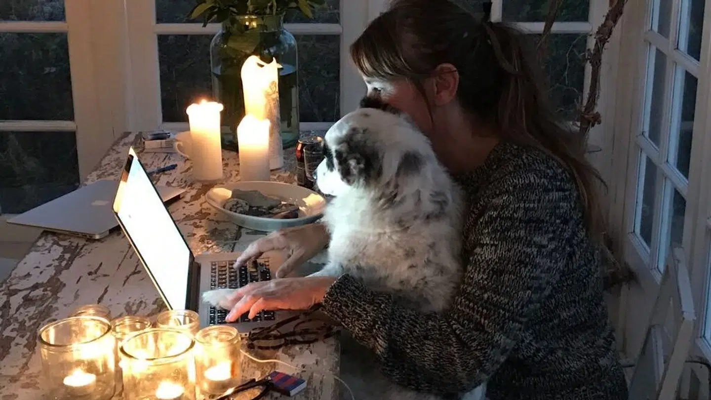 Når Lisa Klit periodevist har været i den rette behandling, har hun haft kræfter til at skrive nye manusser og idéudvikle. Derfor har hun svært ved at give slip på håbet om en dag at få dele af sit gamle liv tilbage.