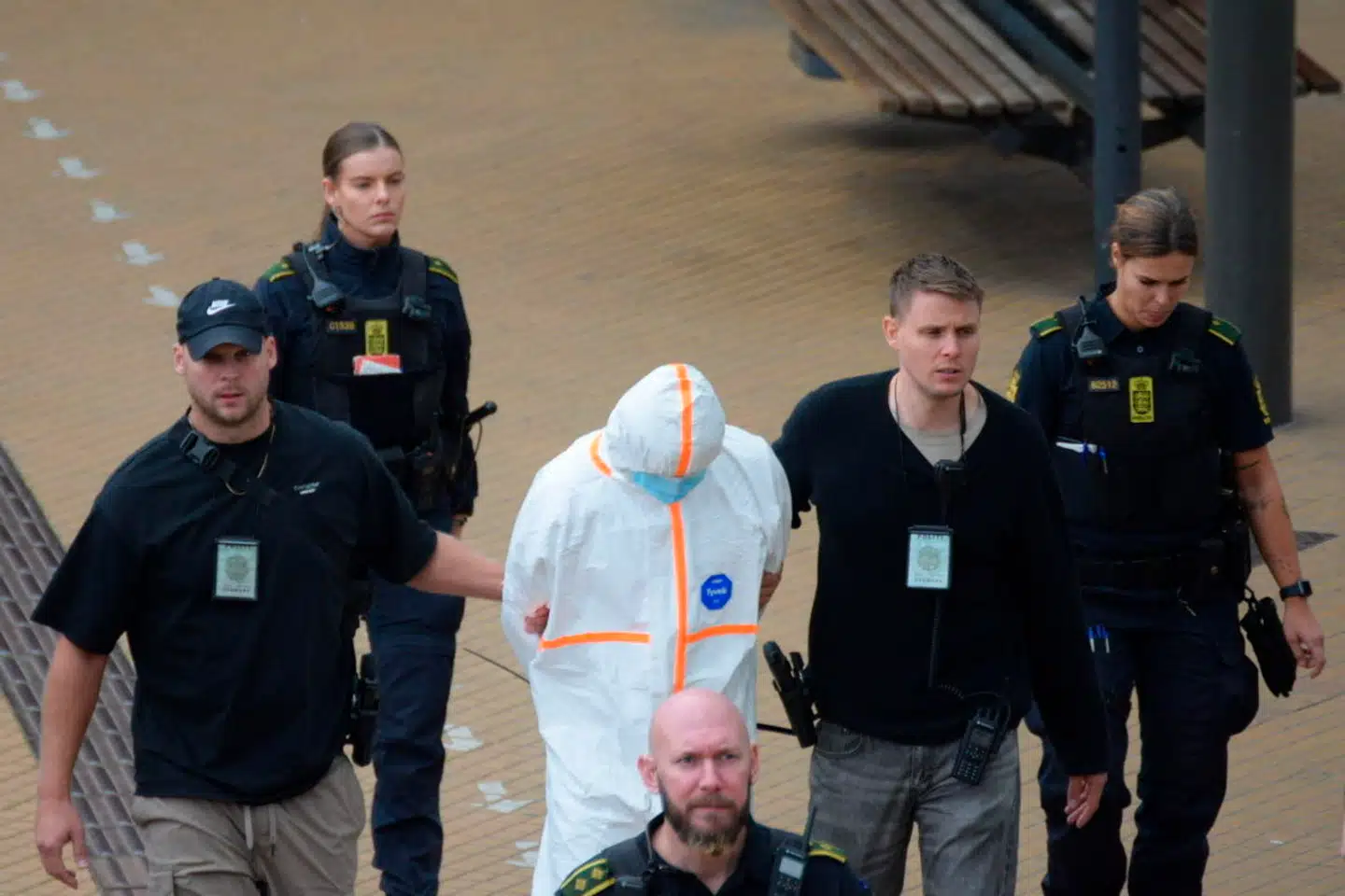 Politiet fører person væk på Københavns Hovedbanegård onsdag den 2. oktober 2024. Foto: Pressefotos.dk, Scanpix