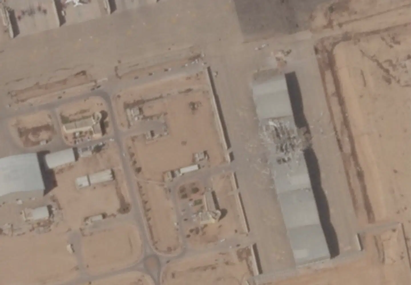 Satellitbillede der viser skader på Nevatim luftbase. Foto: AP, Scanpix