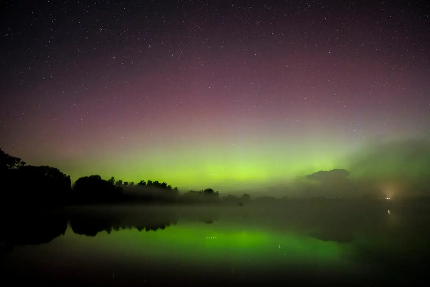 Nordlys ved Haraldsted Sø ved Ringsted 12. september i år. I løbet af de nærmeste nætter er chancen ekstraordinært god for at opleve fænomenet.