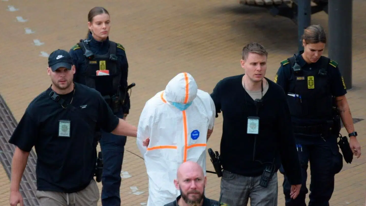 Politiet fører person væk på Københavns Hovedbanegård onsdag den 2. oktober 2024. (Foto: Pressefotos.dk/Scanpix 2024)