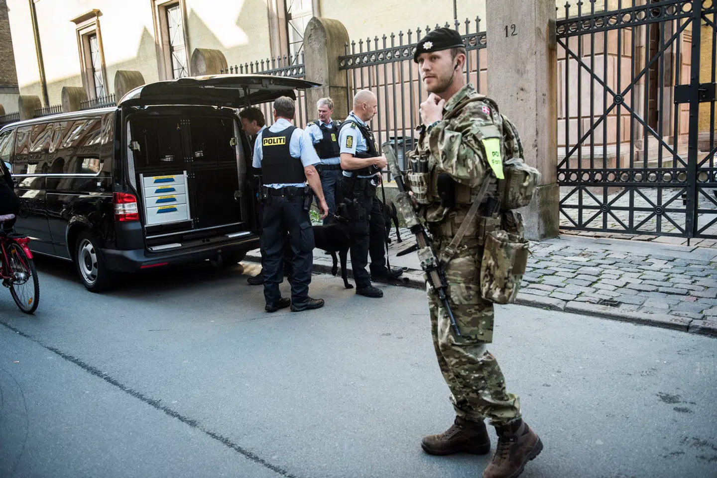 Soldater og politi har i årevis patruljeret fast foran den jødiske synagoge midt i København.