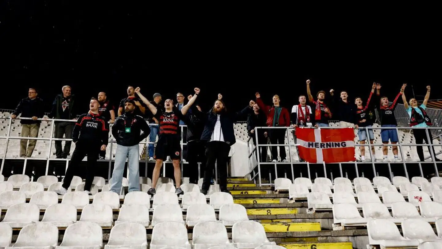 Få, men dedikerede FCM-tilhængere, var på plads på Partizan Stadium.