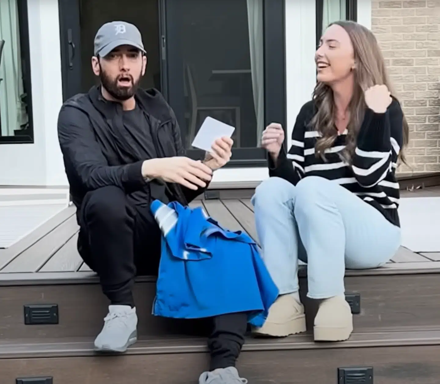 Eminem viser den hjemmevideo, hvor hans datter Hailie annoncerer, at han skal være bedstefar. Foto: Youtube / Eminem