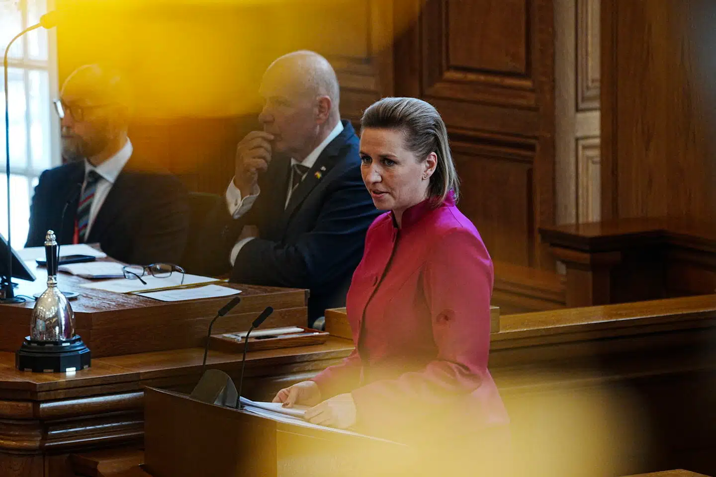 Mens Folketingets formand, Søren Gade fra Venstre, og hans borgerlige kolleger har brugt tid på intern debat om flertalsmuligheder efter næste valg, har statsminister Mette Frederiksen blandt andet markeret sig som en sikkerhedspolitisk »høg« med synspunkter, mange vil opfatte som »blå«. Her ses de to ved Folketingets åbning 1. oktober.